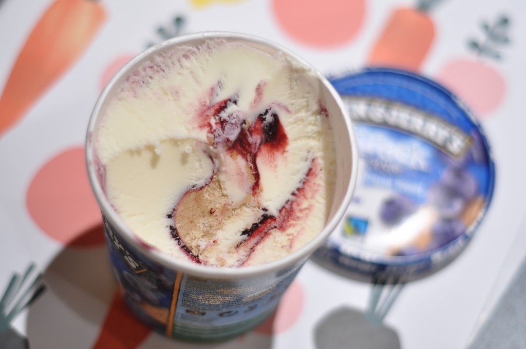 Så ser Ben & Jerry's Greek Style Frozen Yogurt Blueberry Cheesecake ut.